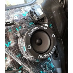 Pianka audiocircle foam zamontowana na głośniku.