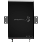 Górny panel urządzenia Dayton Audio DATS V3 z wyraźnym laserowym grawerowaniem logo producenta i nazwy modelu na czarnej obudowie.