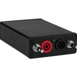 Solidne, izolowane krokodylki pomiarowe (czerwony i czarny) zamontowane na końcach zintegrowanych przewodów systemu Dayton Audio DATS V3.
