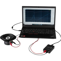 Czarny, aluminiowy system pomiarowy Dayton Audio DATS V3 ze zintegrowanymi przewodami zakończonymi czerwonym i czarnym k