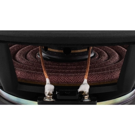 Zbliżenie na pozłacane konektory głośnikowe woofera Dayton Audio SIG180-4 Signature Series