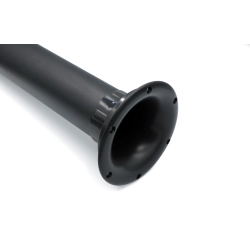 Zbliżenie na aerodynamiczny kołnierz zewnętrzny tunelu bass-reflex Jantzen Audio 70 mm zamontowany na tunelu.