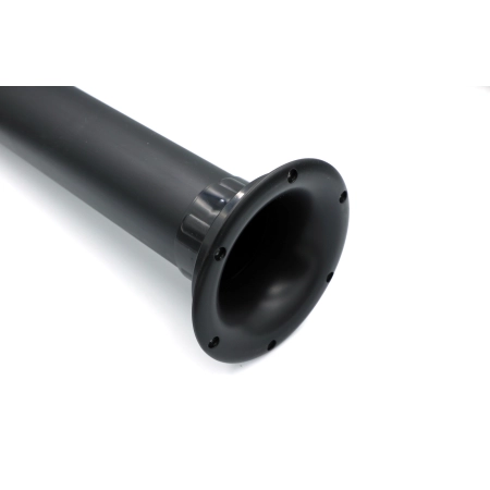 Zbliżenie na aerodynamiczny kołnierz zewnętrzny tunelu bass-reflex Jantzen Audio 70 mm zamontowany na tunelu.