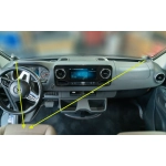 Wnętrze z montażem głosników Option MB-W907/W910 dedykowanego do samochodów Mercedes-Benz Sprinter od 2018 roku.