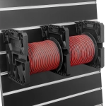 System modułowy stojaków Recoil – idealna organizacja i łączenie regałów na przewody audio w warsztacie.